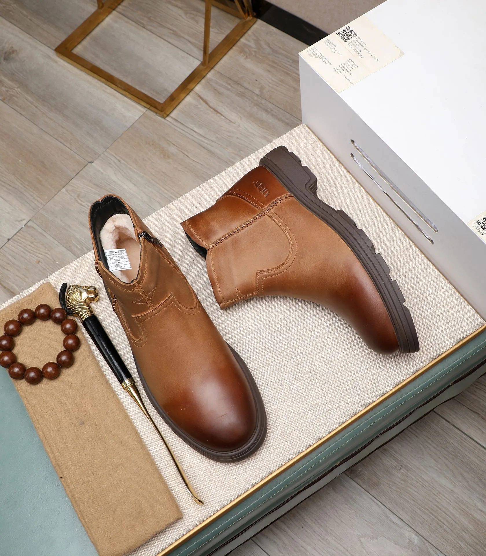 Men's men's shoes💰640 UGG (100% genuine wool lining, 10% off for fake ones) Please pay attention to the quality of the original order and compare the thickness of the wool🏮🏮Hot-selling UGG from Australia's warm luxury brand men's shoes, the official website is synchronized, Beckham men's style..., made of imported top-layer waxed cowhide, waxed toe cap, Australian real wool velvet lining Carefully sewn...Imported rubber Martin boots outsole (comfortable, soft and wear-resistant). I really like the quality..Exquisite workmanship. You can't put it down at first sight. Size 39-44